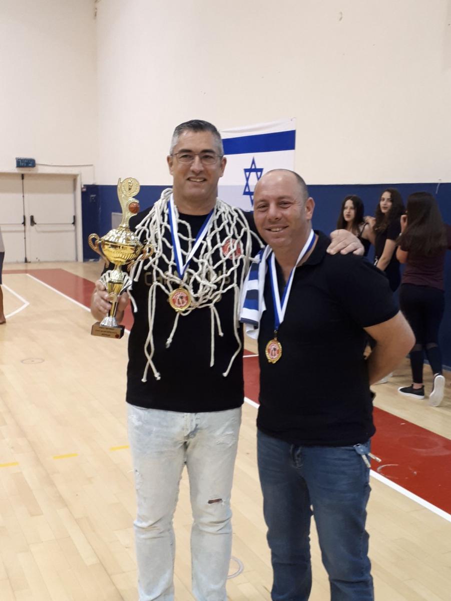 ישראל שמשון מחזיק תיק הכדורסל במחלקה וזיו הייניק המאמן. רשת של אלופים (צילום: באדיבות המועדון)